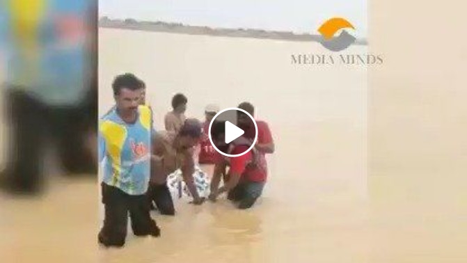 کراچی : ملیر ندی کے سیلابی پانی میں گاڑی بہہ جانے کا واقعہ