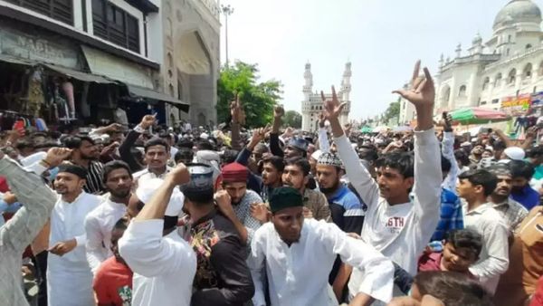 حیدرآباددکن : گستاخانہ بیان پرمسلمانوں کے احتجاج پرپولیس کا دھاوا، 10 افراد زخمی
