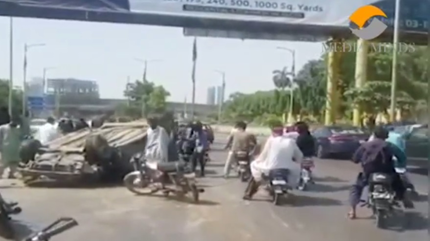 کراچی: شارع فیصل پرتیز رفتار کار حادثے کا شکارہوگئی، گاڑی کم عمر بچہ چلا رہا تھا